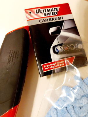 Ultimate Speed car cleaning set with brush and microfiber sponge