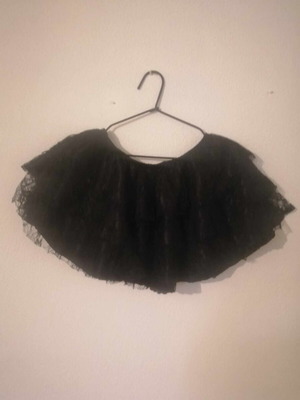 Black short skirt with lace like new, size M