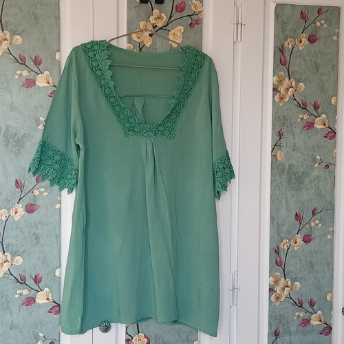 Green tunic blouse with lace details, like new, one size