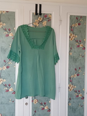 Green tunic blouse with lace details, like new, one size