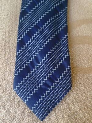 Oxford Company silk tie with navy blue and white diagonal stripes
