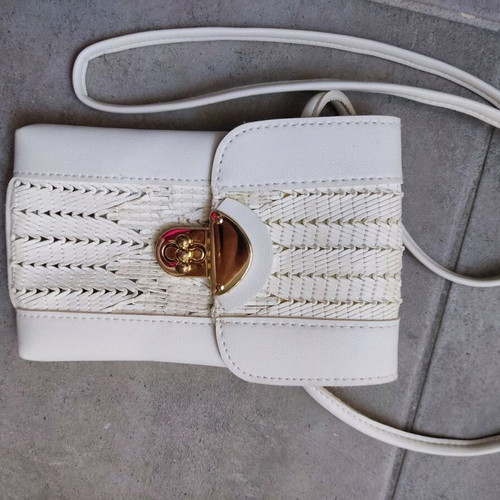 Bag to Bag white leather wristlet wallet used
