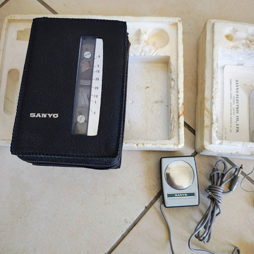 Sanyo Corder MC-2 cassette player like new, broken lid