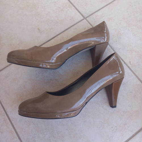 Leather pumps size 40 beige like new