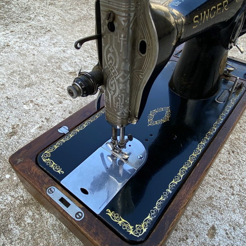 Singer Hand-Crank Sewing Machine 15D 1928 used with wood case
