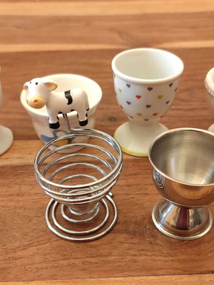 Basket with 6 egg cups like new, wooden, porcelain and stainless steel