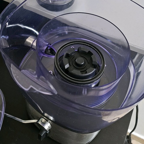 Singer juicer like new with 800W power and easy cleaning