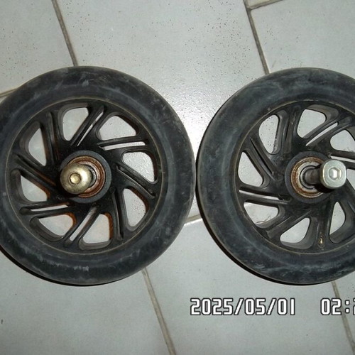 Skate wheels used, set of 4, one double, functional