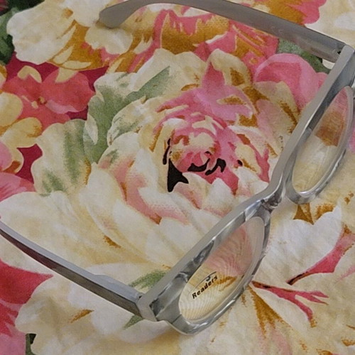 Reading glasses +3.00 diopters, grey and silver
