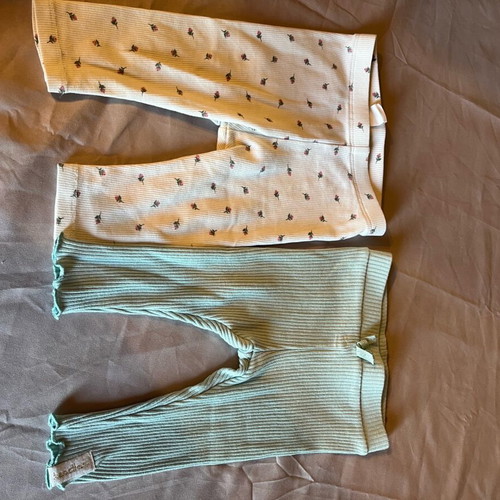 Set of 2 baby leggings like new, Benetton 6-9 months and H&M 4-6 months