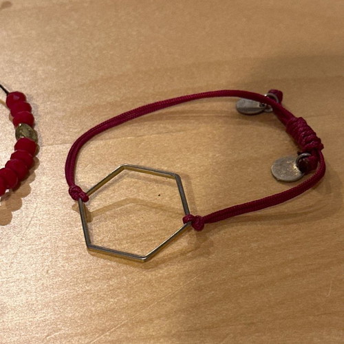 Set of 2 red bracelets with charm and polygon