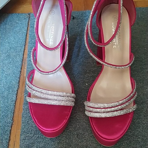La Bottine Souriante fuchsia platform sandals like new, size 39