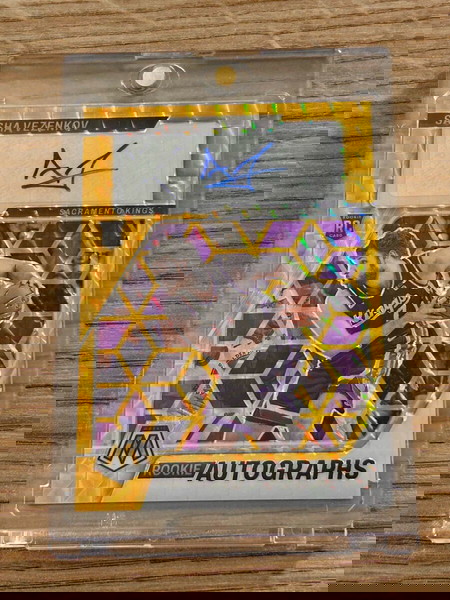 Αριθμημενη καρτα με υπογραφη Sasha Vezenkov Sacramento Kings NBA RC Panini 2023-24 Ολυμπιακος 1/10