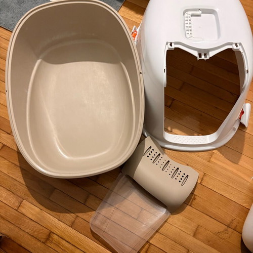 Cat litter box used, spacious for up to 2 cats, easy cleaning