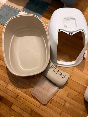 Cat litter box used, spacious for up to 2 cats, easy cleaning