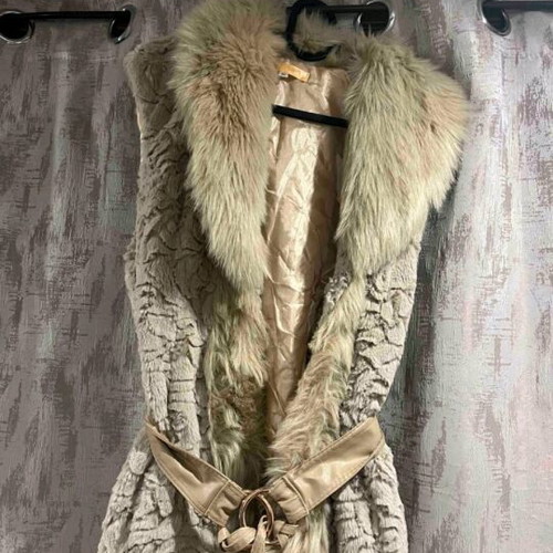 Sleeveless synthetic fur vest like new, beige