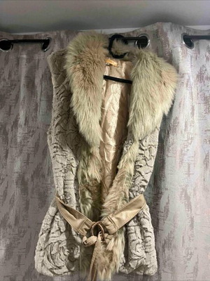 Sleeveless synthetic fur vest like new, beige
