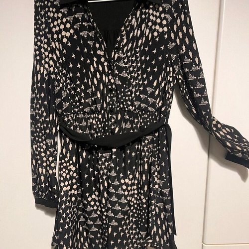 Karla black dress with belt and unique print like new, size L