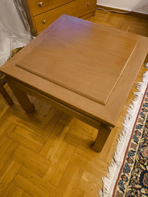 Coffee table like new, dimensions 63x63x45
