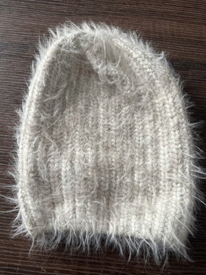 Beige hat like new, size M