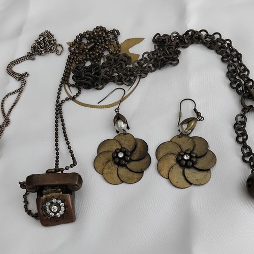 Vintage costume jewelry set used, pack of 4, bronze tone