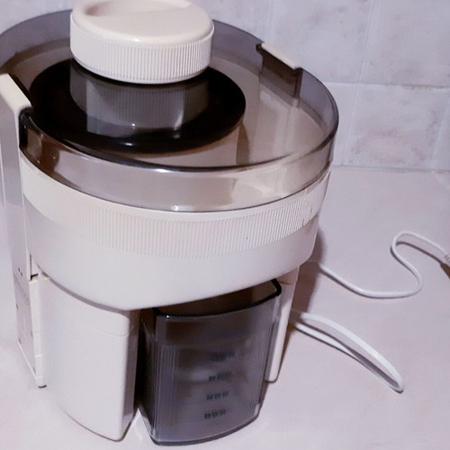 Kenwood JE600T centrifugal juicer 250 watt like new