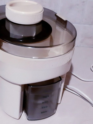 Kenwood JE600T centrifugal juicer 250 watt like new