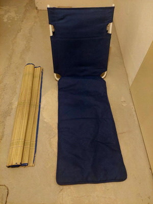 Blue sand lounger like new, portable with pockets, mat included