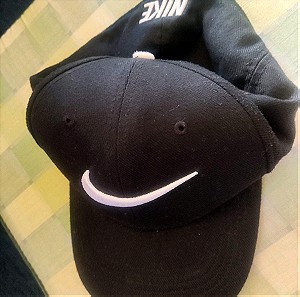 10€ καπέλο one size μαύρο σε άριστη κατάσταση.