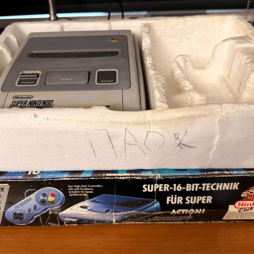 Super Nintendo Entertainment System (SNES) like new with original box
