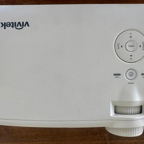 Vivitek D508 DLP projector like new, 2600 ANSI lumens