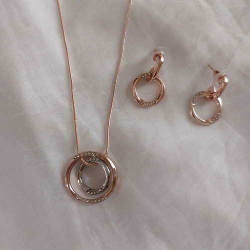 Jewelry set in rose gold with sparkling stones like new