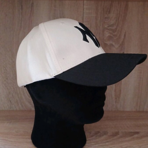 Casual NY hat like new in cream and black