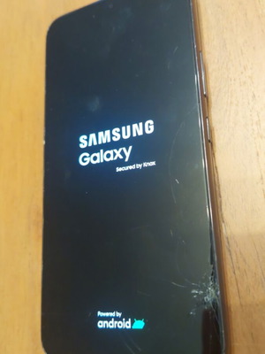 Samsung Galaxy S22 5G κινητό με σπασμένη οθόνη