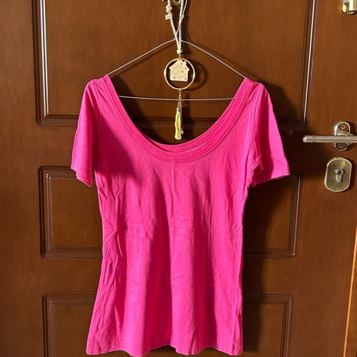 Fuchsia T-shirt with open neckline, like new, size M