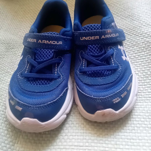 Under Armour kids shoes size 26, like new
