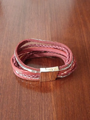 Bracelet with metal clasp like new