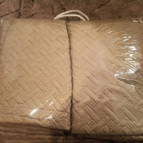 Thin quilt 220x240 cm new, beige with two pillowcases