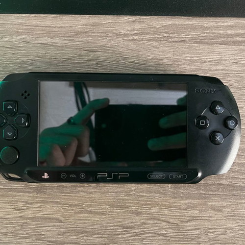 PlayStation Portable PSP-E 1004 μεταχειρισμένο με φορτιστή, 5 παιχνίδια και Urban θήκη