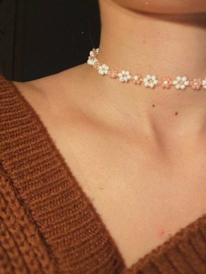 Choker handmade with daisies and steel chain new