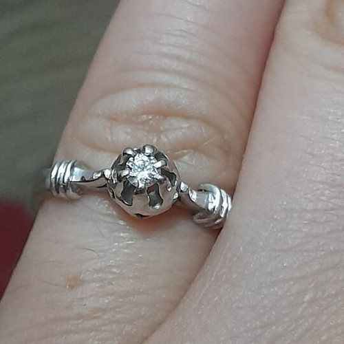 Ring 18K white gold with small white diamond, like new