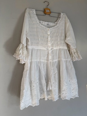 Boho mini beach dress white like new, size S/M with lace details
