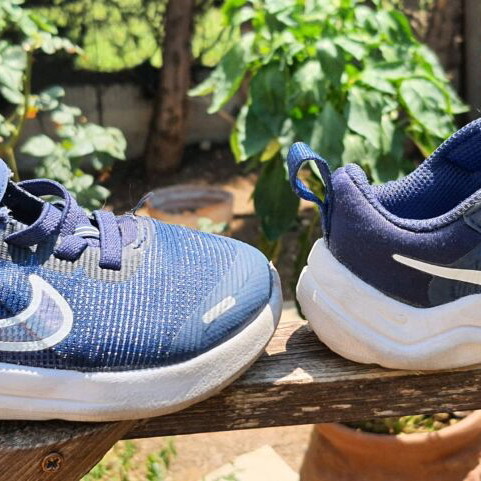 Nike Downshifter 12 kids athletic shoes used, size 23.5, blue