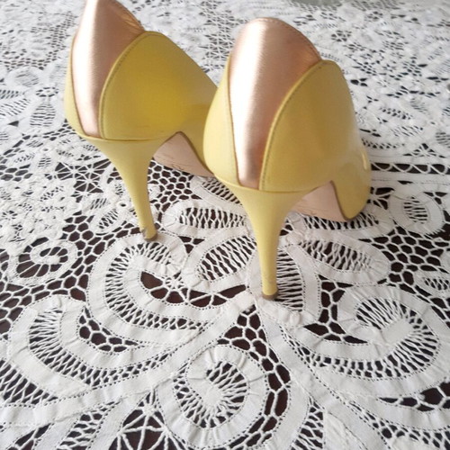 Mourtzi leather pumps size 38 like new, yellow