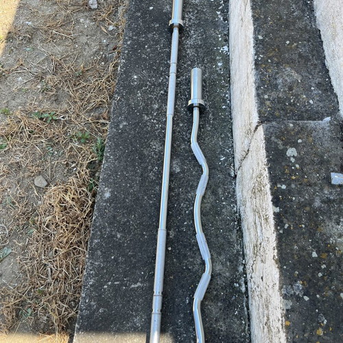 Homegym equipment used with Olympic 20kg bar, curl bar, and weight rack