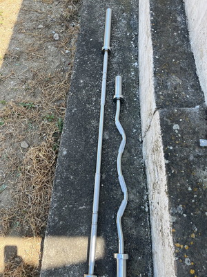 Homegym equipment used with Olympic 20kg bar, curl bar, and weight rack