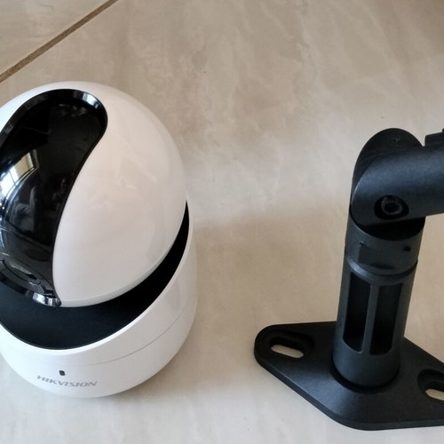 Hikvision DS-2CV2Q21FD-IW surveillance camera like new, 2 MP Full HD