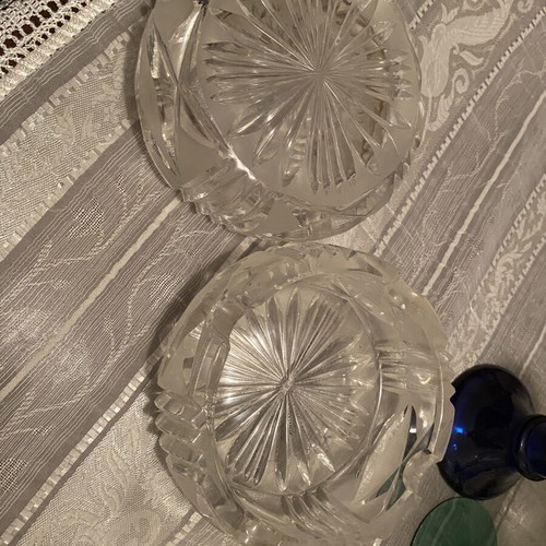 Set of two carved crystal ashtrays like new, 13cm diameter