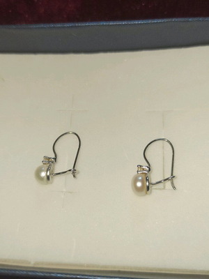 White gold, natural pearl