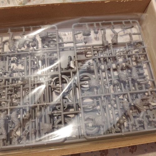 Soviet artillery crew model 1/35 Miniart like new